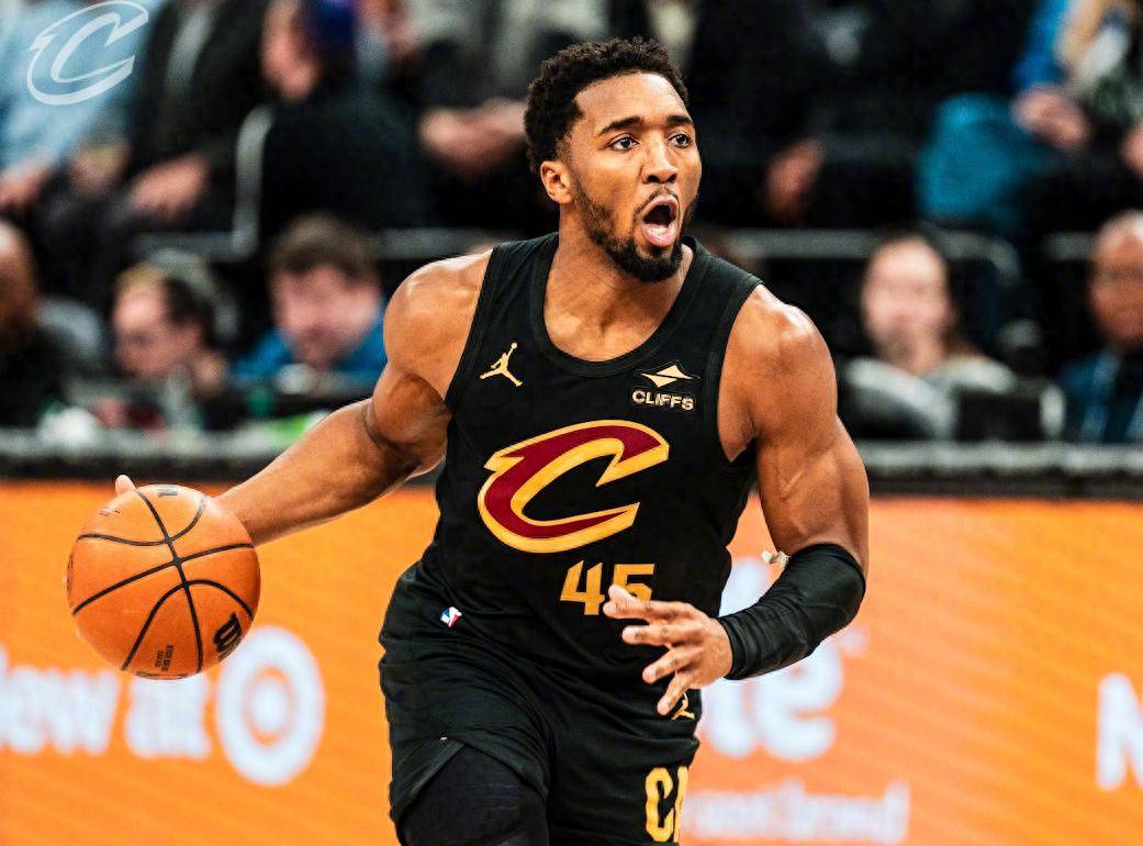 老鹰复出首战，米切尔状态火爆，引发争议成为焦点！