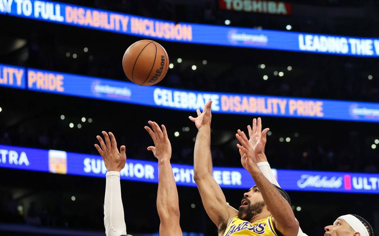 关于湖人惊艳全场，引发争议助攻爆棚，狂砍50分逆转取胜！的信息